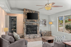 Charming Getaway near Tweety Bird Trail Backyard